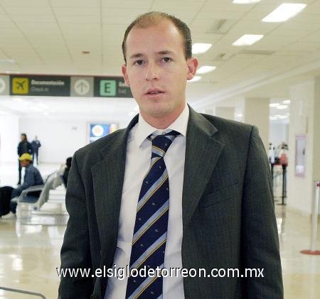 12012007 
Enrique Muñoz Guízar viajó con destino a la Ciudad de México.