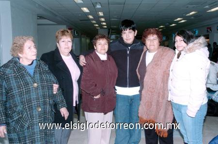 14012007 
Lucy, Lizeth y José Pérez viajaron a California, los despidieron Josefina Soriano, Juanita Martìnez y Gloria Flores.