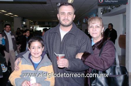 14012007 
Pablo Chaúl viajó a Tijuana, lo despidieron Adela Martínez y David Ortiz.