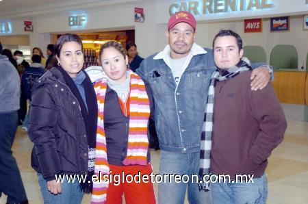 14012007 
Paúl Alvarado viajó a Los Ángeles, lo despidieron Coco, Verónica y Raúl Ramos.