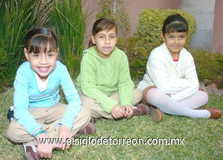 16012007
Cristy Ríos Medrano, María José Ríos Medrano y Victoria Isabel Ríos Balcázar.