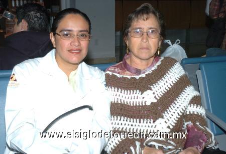 16012007
Leticia Rubio viajó a la Ciudad de México y la despidió Elsa Velasco.