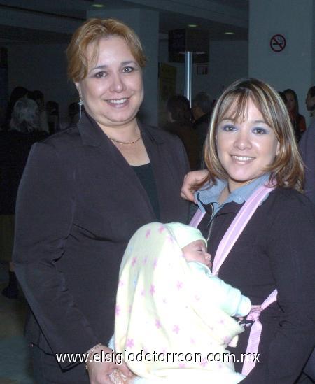 16012007
Marcela Covarrubias y Scarlett Holguín viajaron a México y las despidió Ángeles Bretado.