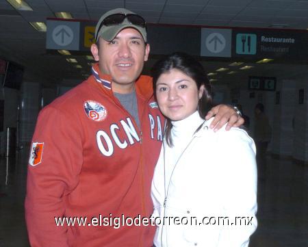16012007
Miguel Ángel Rivera viajó con destino a la Ciudad de México y lo despidió Sandra Villegas.