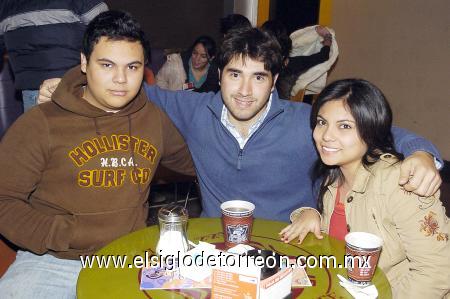 13012007 
 Rafael Contreras, Luis Milanesio y Cynthia Espino.
