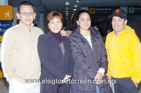 13012007 
Cecilia Corral viajó a Tijuana, la despidieron Juan Carlos, Guadalupe y Ernesto