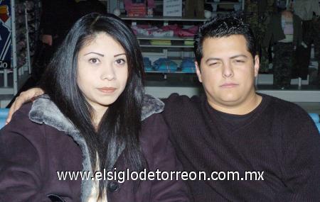 13012007 
 Mayra Marcialo viajó a la capital, la despidió Enrique Hijar