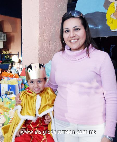 13012007 
 Diego Yahir Reyes Gallegos junto a su mamá Jéssica Gallegos Carrasco