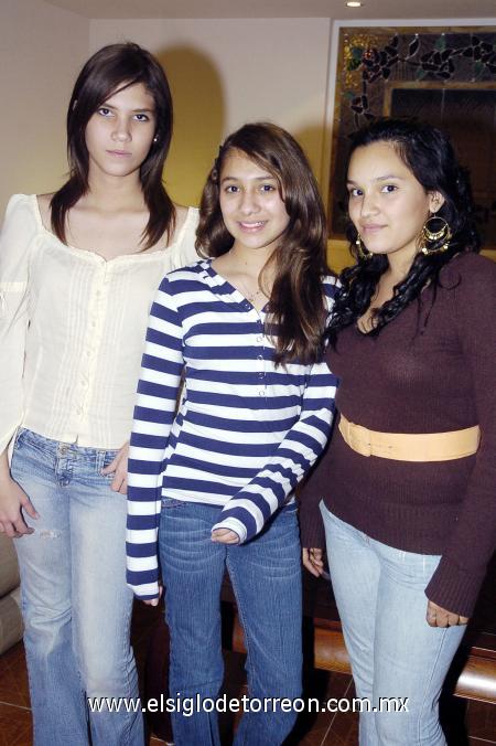 19012007 
Lily y sus amigas Karime Gutiérrez y Estefanía Alfaro.