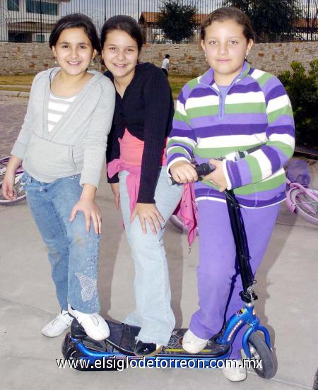 19012007 
Victoria Murra, Giovana Giacomán y Regina Rodríguez.