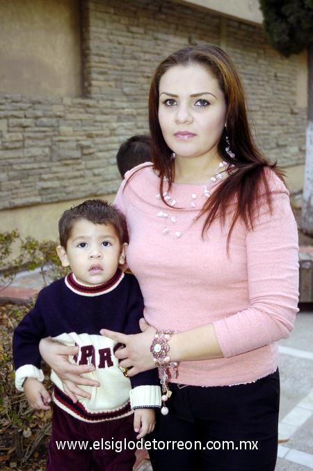 19012007 
Rosa Nidia Rodríguez y el pequeño Jesús Ismael Valenzuela Rodrìguez.