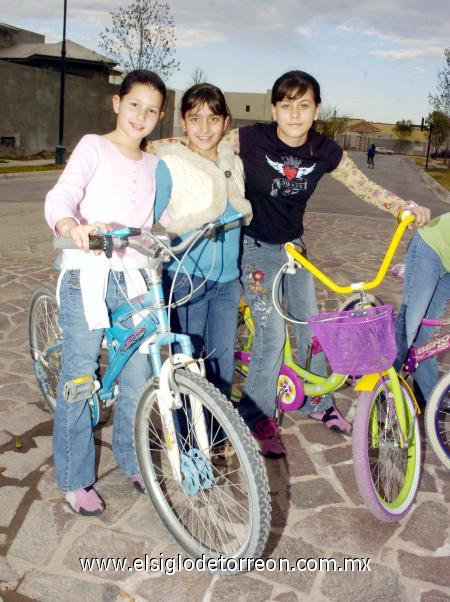 19012007 
Rosa Martha Yarahuán, Luciana Veyán y Victoria Mendoza.