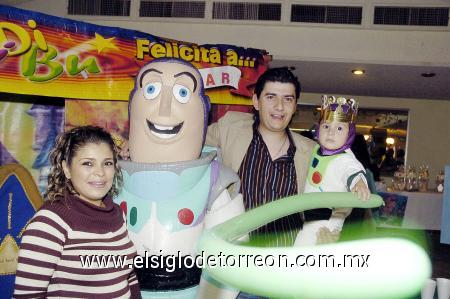 19012007 
Óscar Gael García Bassó con sus padres, Óscar García Lozano y Katyria Bassó de García.