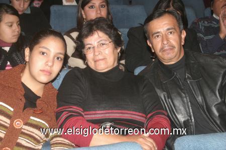 17012007
Angelina Sánchez, Mariana y Leodegario Landín.