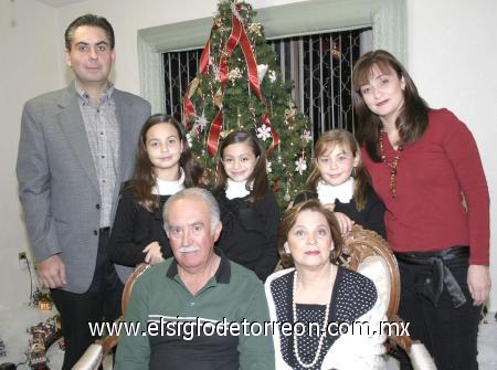17012007
Los señores Carlos A. Santos y Chiquis Salinas de Santos celebraron la Navidad junto a su hijo Carlos Santos Salinas, su nuera Hannya de Santos y sus nietas Ana Elisa, Melissa y Priscila Santos Romo.