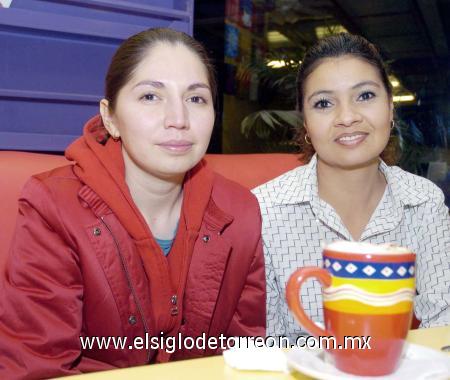 19012007 
Imelda de León y Mary Hernández.