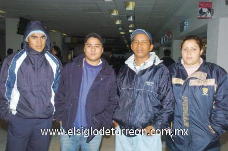 17012007
Emmanuel Moreno viajó a Tijuana, lo despidieron Roberto, Brenda y Alberto.