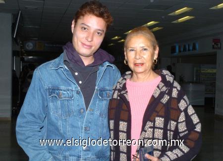 17012007
Rumbo a Canadá viajó Francisco Javier Favela, lo despidió Tita García.
