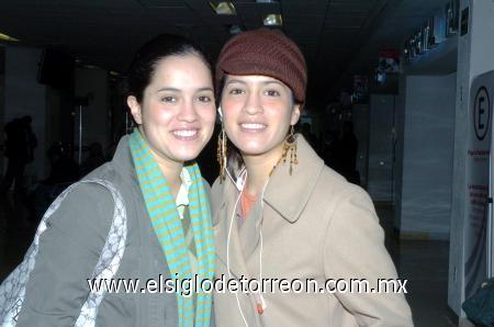 19012007 
Sarah y Elizabeth Hernández viajaron con destino a la Ciudad de México.