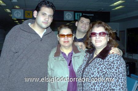 19012007 
Juan Lucio Padilla, María Gachupín y y Lupita Rubio viajaron a Los Ángeles, las despidiò Rubèn Padilla.