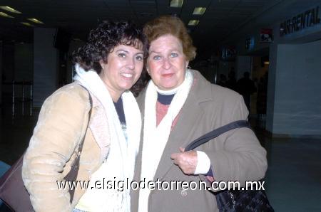 19012007 
Elizabeth Parish viajó a San Diego, la despidió Gloria Talamantes.
