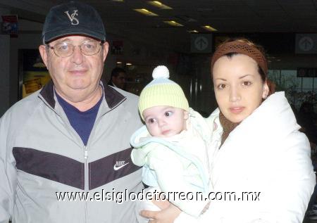 20012007
 Verónica Echávez y Mario Murguía viajaron a Tijuana, los despidio Joaquín Echávez