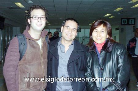 21012007 
De Ciudad Juárez llegaron Mike Rodríguez,Édgar Chávez y Mónica Olloqui.