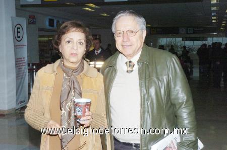 21012007 
Maurilio Ochoa viajó al DF, lo despidió su esposa Irma Tovar de Ochoa.