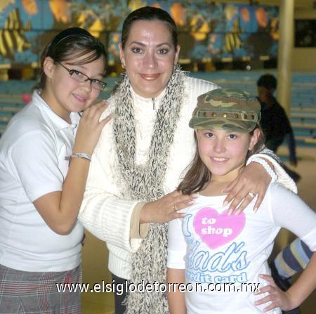 23012007
Regina Dávila Rodríguez con su mamá Cristina Gómez de Dávila y su hermana Cristy.