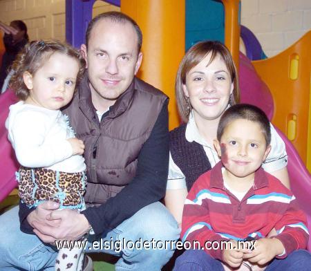 21012007 
Antonio de la Peña Salgado con sus papás, Antonio de la Peña y Bertha de De la Peña y su hermana Fernanda.