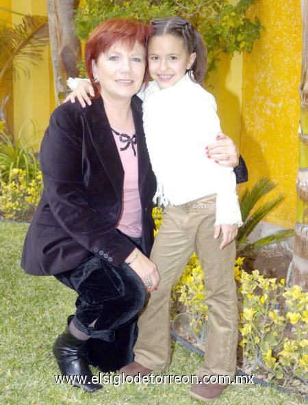 21012007
Daniela junto a su abuelita, la señora Laurette Oschuitz.