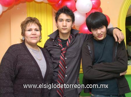 23012007
Abelardo Rodríguez Ulloa celebró su cumpleaños con una reunión al lado de su mamá, Guillermina Ulloa de Rodríguez y su hermano, Guillermo.
