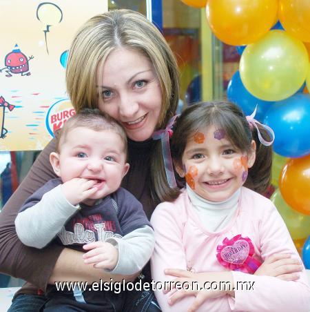 21012007 
Melisa Aranda Quiñones junto a su mamá, Lily de Aranda y su hermanito Damián, el día que festejó su cumpleaños.