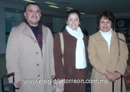 22012007
A Estados Unidos viajó Vania Quiroz, la despidieron Carlos Quiroz y Amanda Ramos.