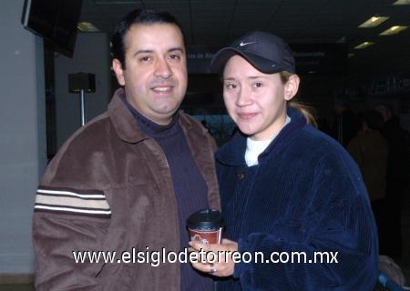 22012007
Germán Hernández viajó a la Ciudad de México, lo despidió Fabiola Puentes.