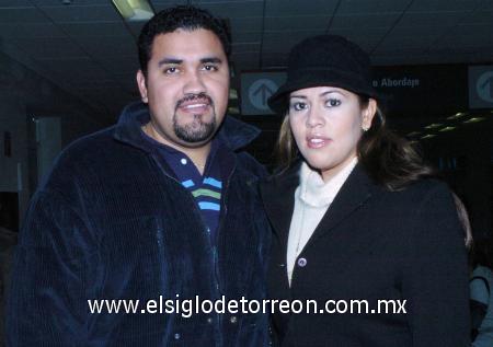 22012007
Nancy Ríos viajó al Distrito Federal, la despidió Omar Mena.