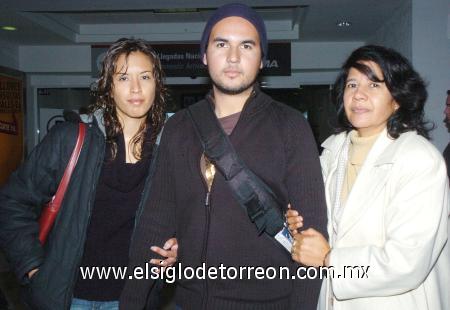 23012007
Desde Italia Víctor Manuel Compeán llegó a Torreón y lo recibieron Manuela Gallegos y Adriana Lozano.