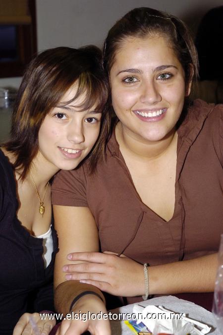 21012007 
Gaby Tinajero y Andrea Teele.