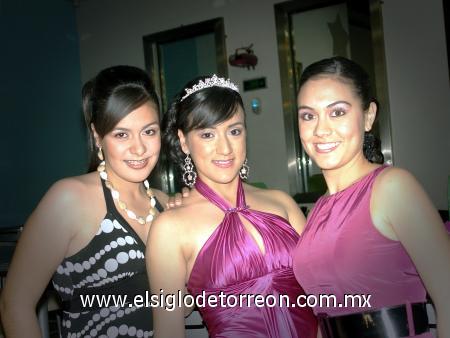 21012007 
Srita. Grace Estefanía Breceda Reyes celebró sus quince años el pasado 21 de diciembre de 2006, acompañada por sus hermanas Karen Andrea Y Mariel Breceda Reyes.