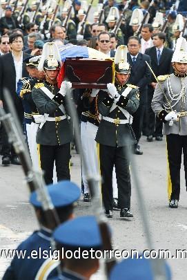 El presidente ecuatoriano, Rafael Correa, profundamente consternado y en una ceremonia celebrada en el Colegio Militar Eloy Alfaro, de Quito, renovó su juramento de 'recuperar la patria'.