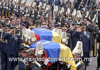 Según fuentes militares, en un helicóptero viajaba la ministra de Defensa y los pilotos, el capitán Celso Acosta y el teniente Luis Herrera; mientras el otro era ocupado por la hija de Larriva, el capitán Richard Jurado, el capitán Byron Zurita y el teniente coronel Marco Antonio Gortaire.