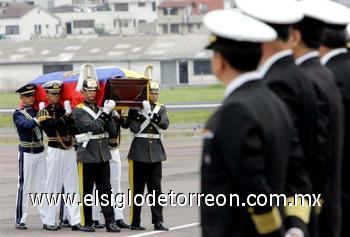 Larriva, su hija Claudia y cinco oficiales fallecieron al estrellarse dos helicópteros de tipo 'Gacela' en el que viajaban, cerca del aeropuerto de la ciudad costera de Manta, al oeste del país.