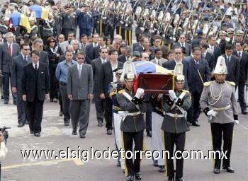Cientos de ecuatorianos siguieron los cortejos fúnebres que se celebraron en memoria de Larriva en las ciudades de Manta, Quito y Cuenca, está última su ciudad natal.