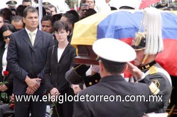 La tristeza, la lluvia y el frío acompañaron las exequias de la ministra ecuatoriana de Defensa, Guadalupe Larriva, fallecida en un accidente aéreo junto a su hija, Claudia Avila, y cinco militares.