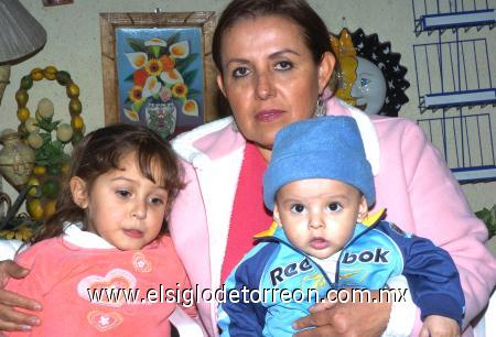 24012007
Elizabeth Vega de León junto a los pequeños Dana Marisa y Diego Cristiano Puente.