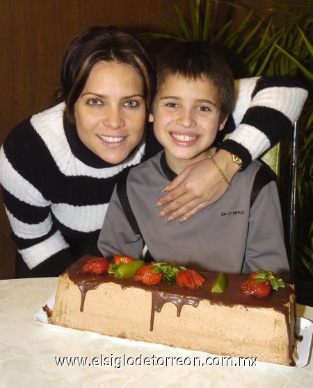 24012007
Javier con su mamá Laura Urrea.