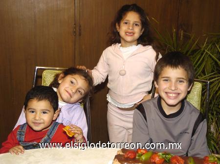 24012007
Javier junto a su hermana Alexia y sus primos Mariana Montellano Chávez y Rodrigo Mendoza Chávez.