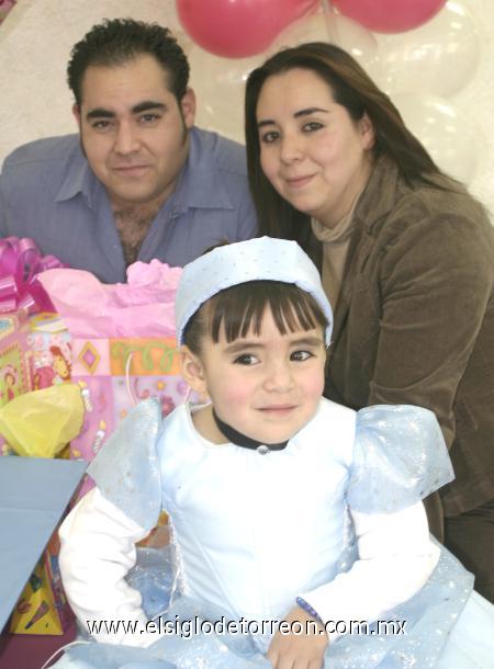 24012007
Regina Cobián Enríquez, captada el día de la piñata que le organizaron sus papás, Berenice Enríquez y Anwar Cobián Bichir, con motivo de su tercer cumpleaños.