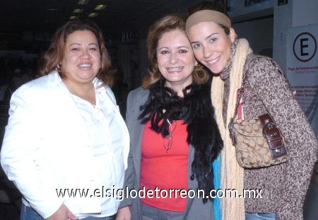 24012007
Leticia Olvera y Karina García viajaron a la Ciudad de México, las despidió Gaby Barrón.