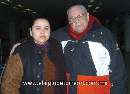 25012007
Amparo Rodríguez viajó a Kentucky, EU, la despidió Arturo Rodríguez.